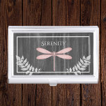 Rustikale Visitenkarte für Rosa Dragonfly Visitenkarten Dose<br><div class="desc">Behalt deine Visitenkarten an,  um potenzielle Kunden oder Kunden mit einem rosa Dragonfly Rustic Personalisiert Business Card Case zu erreichen. Das Case Design besticht durch eine lebendige Libelle mit zarten Blättern und dunkelgrauem,  rustikalem Holzhintergrund. Zusätzliche Geschenkartikel in diesem Design sowie eine Vielzahl von Farben.</div>