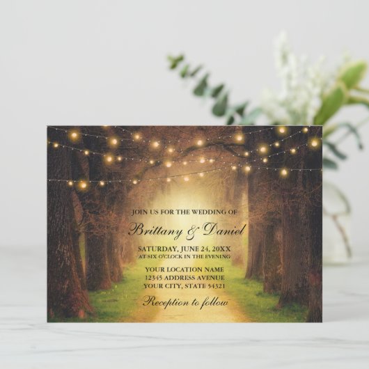 Rustikale Wald Path String Lights Hochzeit Einladung (Stehend Vorderseite)