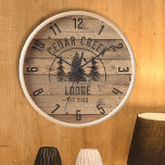 Rustikale Wälder Bäume Personalisiert Uhr<br><div class="desc">Rustikale personalisierte Uhr mit braunem, verwittertem Holzplankdesign mit landschaftlicher Waldlandschaft und eigenem Text (Familienname, Ferienkabine oder Zuhause-Mietobjektname) und auf Wunsch feststehendem Datum. HILFE: Für Hilfe bei Designänderungen oder Personalisierungen, Farbänderungen, Größenanpassungen oder der Übertragung des Designs auf ein anderes Produkt wenden Sie sich bitte an den Designer, BEVOR er Bestellung über...</div>