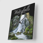 Rustikale Wasserfälle Quadratische Wanduhr (Winkel)