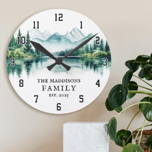 Rustikale Wasserfarbe Wald Berge & See Familie Runde Wanduhr