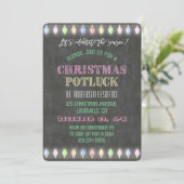 Rustikale Weihnachts Potluck Chalkboard String Lig Einladung (Stehend Vorderseite)