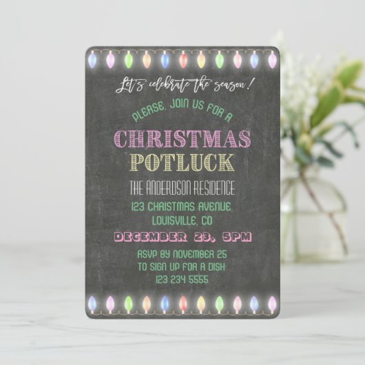 Rustikale Weihnachts Potluck Chalkboard String Lig Einladung (Stehend Vorderseite)