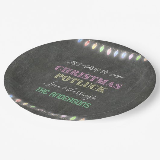 Rustikale Weihnachts Potluck Chalkboard String Lig Pappteller (Schrägansicht)