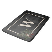 Rustikale Weihnachts-Schwarz-Creme-Monogramm-Pine Badematte (Schrägansicht)