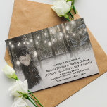 Rustikale Weihnachts-Winterwoodland-Hochzeit Einladung<br><div class="desc">Winterherrliche Hochzeitseinladungen mit prächtigen schneebedeckten Wäldern,  einem geschnitzten Herz in einem Baum mit Ihren Initialen,  streicher Tinkelleuchten und einer modernen Hochzeitsvorlage.</div>