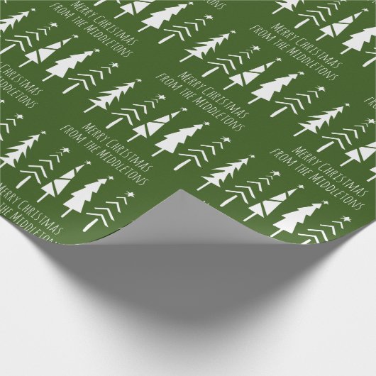 Rustikale Weihnachtsbäume auf grünem Personalisier Geschenkpapier (Ecke)