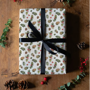 Rustikale Weihnachtsdekoration mit Stechpalme und Geschenkpapier