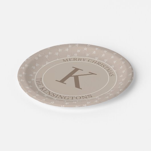 Rustikale Weihnachtsfeier Beige Monogram Pappteller (Schrägansicht)