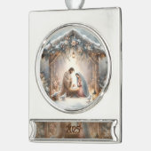 Rustikale Weihnachtskrippenszene mit Winterblumen Banner-Ornament Silber (Links)