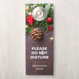 Rustikale Weihnachtstische mit Kiefern und Schnee Türanhänger