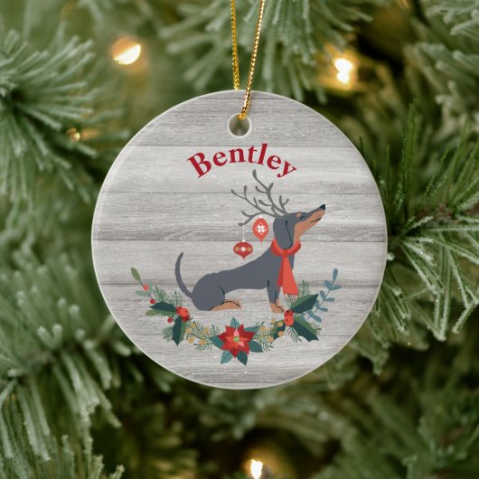 Rustikale Weihnachtszeit-Dackel mit Antlers & Gree Keramik Ornament (Baum)