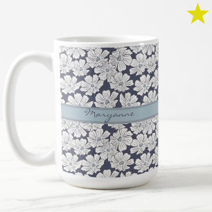Rustikale weiße Blumen Skizze Blaue Schattierung B Kaffeetasse