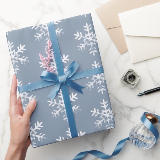 Rustikale weiße Schneeflocken Dusty Blue Geschenkpapier (Schenken)