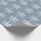 Rustikale weiße Schneeflocken Dusty Blue Geschenkpapier (Ecke)