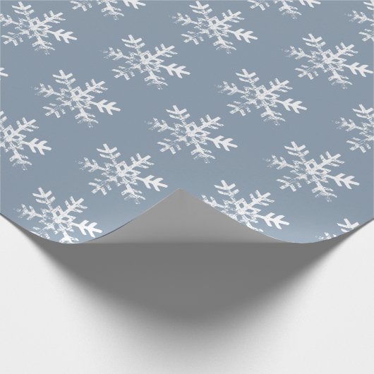 Rustikale weiße Schneeflocken Dusty Blue Geschenkpapier (Ecke)