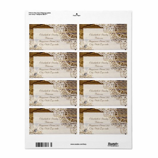 Rustikale weiße Spitze auf Holzhochzeit (Vorne)