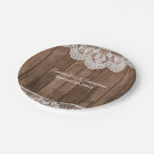 Rustikale weiße Spitzen- und Holzhochzeit Pappteller (Schrägansicht)