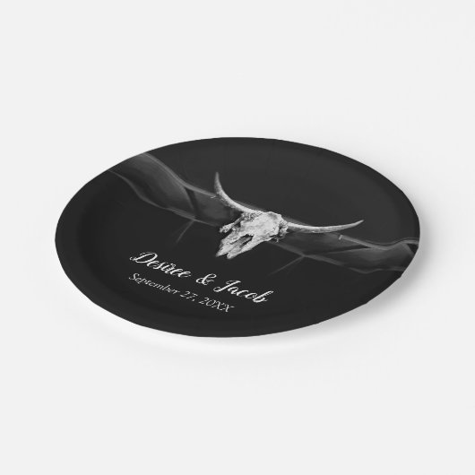 Rustikale Western-Schwarz-Weiß-Bullen-Hochzeit Pappteller (Schrägansicht)