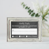 Rustikale White Frame & Chalkboard Hochzeitskollek RSVP Karte (Stehend Vorderseite)