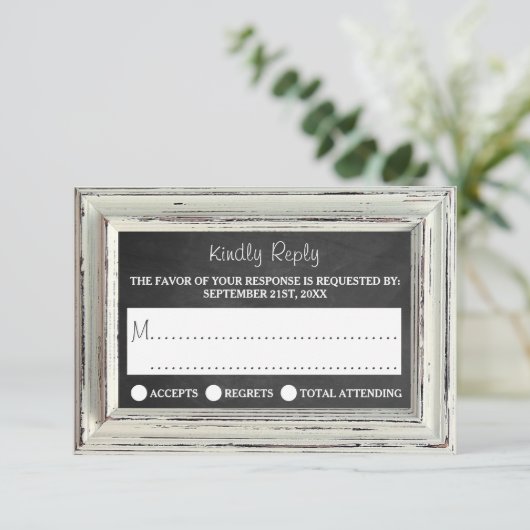 Rustikale White Frame & Chalkboard Hochzeitskollek RSVP Karte (Stehend Vorderseite)