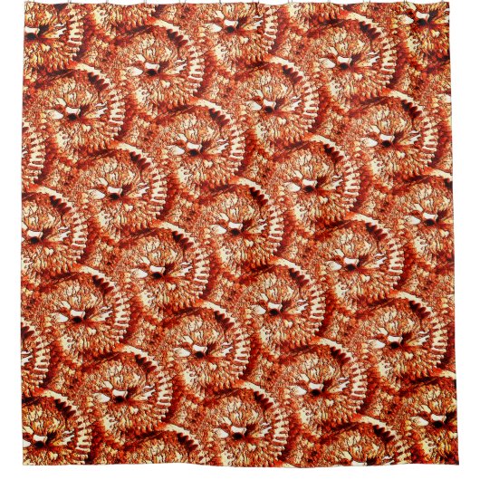 Rustikale Wiederholung rötlicher Korallenrosetten Duschvorhang (Vorderseite)