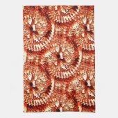 Rustikale Wiederholung rötlicher Korallenrosetten Geschirrtuch (Vertikal)