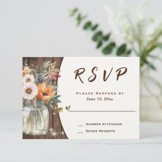 Rustikale Wildblume-Stallholz-Hochzeit RSVP Karte (Stehend Vorderseite)
