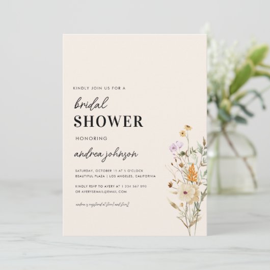 Rustikale Wildblumen Creme Brautparty Einladung (Stehend Vorderseite)