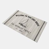 Rustikale Willkommen in unserem Lake House Familie Fußmatte (Schrägansicht)