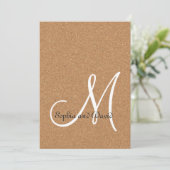 Rustikale Wine Cork Wedding Monogram Einladung (Stehend Vorderseite)