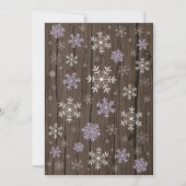 Rustikale Winter Baby Dusche Lila Weißschneeflocke Einladung (Rückseite)