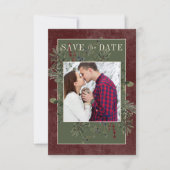 Rustikale Winter Berries & Pine Burgund Save The Date (Vorderseite)