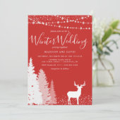 Rustikale Winter Deer Woodland Red Wedding Einladung (Stehend Vorderseite)