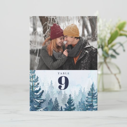 Rustikale Winter Pine Tree Forest Foto Tischnummer (Stehend Vorderseite)