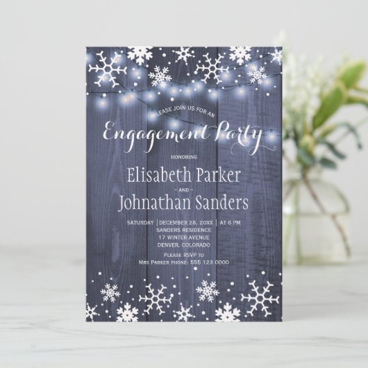 Rustikale Winterschneeflocken-Verlobungsparty Einladung (Stehend Vorderseite)