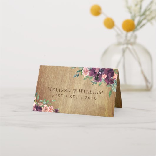 Rustikale Wood Burgundy Blush Floral Wedding Platzkarte (Rückseite)