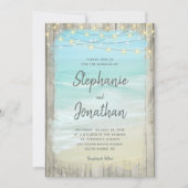 Rustikale Wood Script String Lights Beach Wedding Einladung (Vorderseite)