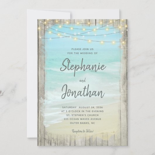 Rustikale Wood Script String Lights Beach Wedding Einladung (Vorderseite)