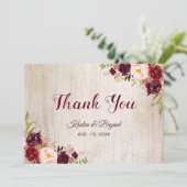 Rustikale Woodgrain Burgundy Blush Floral Wedding Dankeskarte (Stehend Vorderseite)