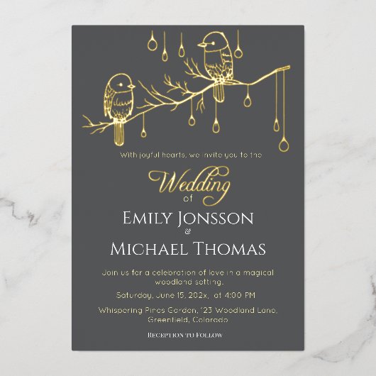 Rustikale Woodland Love Birds Romantische Hochzeit Folieneinladung (Vorderseite)