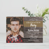 Rustikale Woodsy-Foto-Graduierungspartei Einladung (Stehend Vorderseite)