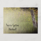 Rustikale Zaun Post und Wildblumen Hochzeit Ankündigungspostkarte (Vorderseite)