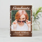 Rustikaler Abschluss aus Holz und Weißspitzen Ankündigung (Stehend Vorderseite)