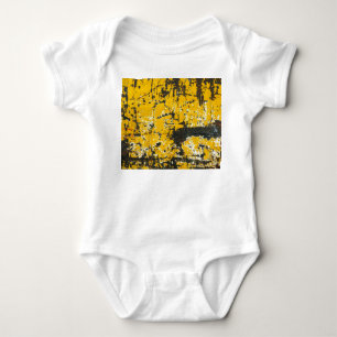 Rustikaler alter Stahl, texturierter Hintergrund. Baby Strampler