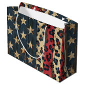 Rustikaler amerikanischer Flaggen-Leoparden-Druck  Große Geschenktüte (Rückseite Schrägansicht)