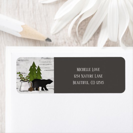 Rustikaler Bär auf der Birkenrinde-Adresse (Insitu)