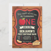 Rustikaler Barnholz Apple 1. Geburtstag Einladung (Vorderseite)