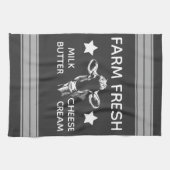 Rustikaler Bauernhof-frische Milchkuh u. Streifen Geschirrtuch (Horizontal)