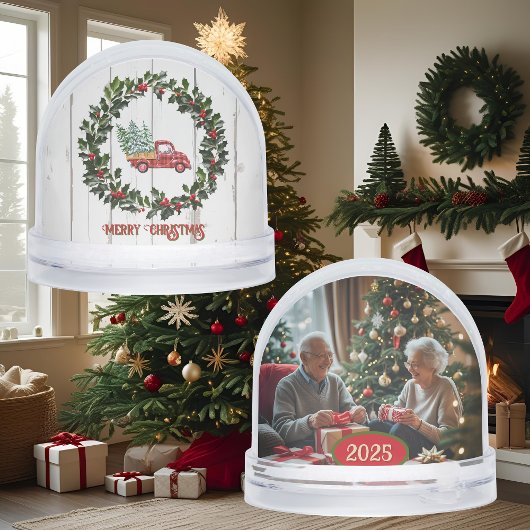 Rustikaler Bauernhof Roter LKW auf Holz Schneekugeln